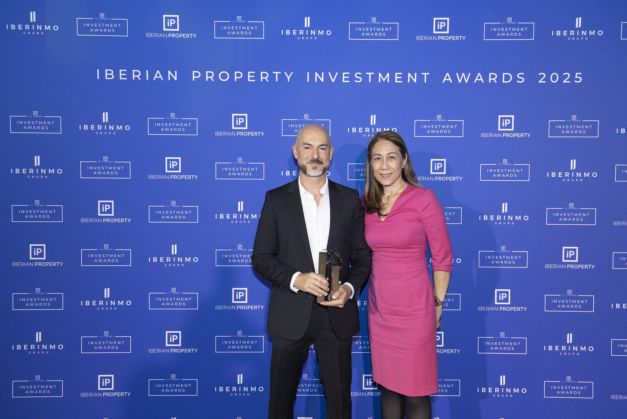 DE-CIX HOLDING THE "RESEARCH REPORT OF THE YEAR" TROPHY