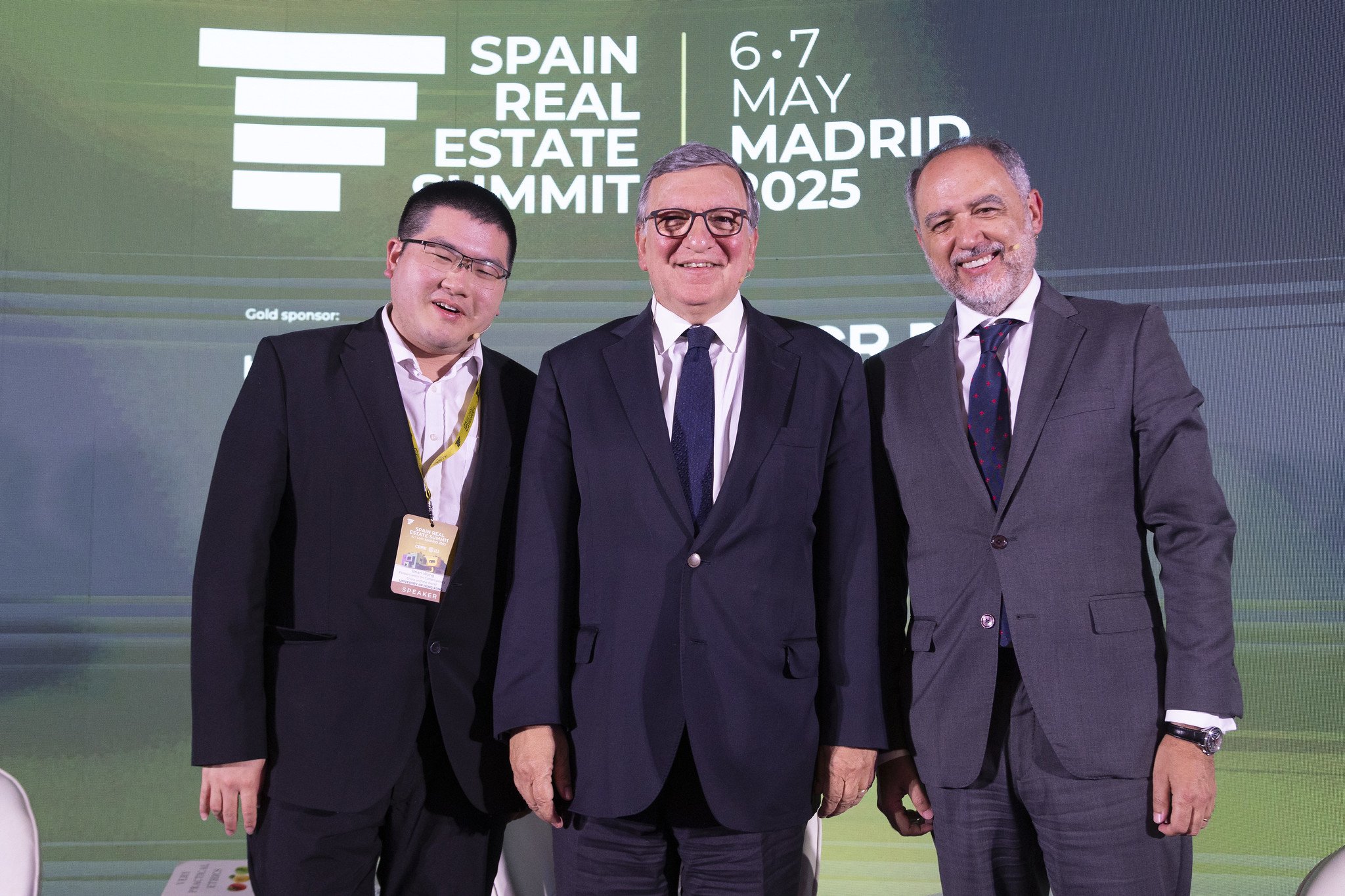From left to right: Brian Wong, Durão Barroso, Enrique Losantos.